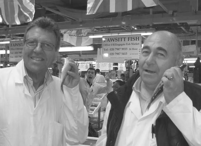 Two-merchants-on-fish-phone